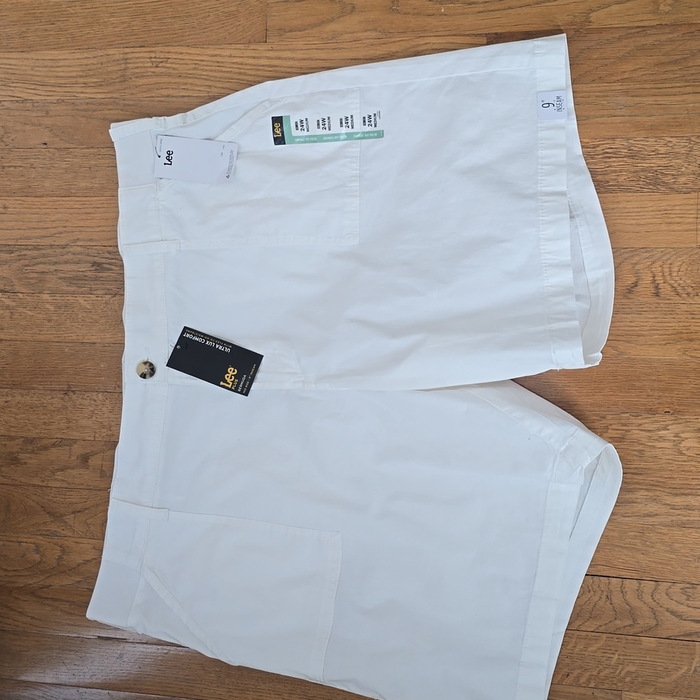 LEE BRAND WOMEN'S WHITE PLUS SIZE BERMUDA SHORTS SIZE 24W